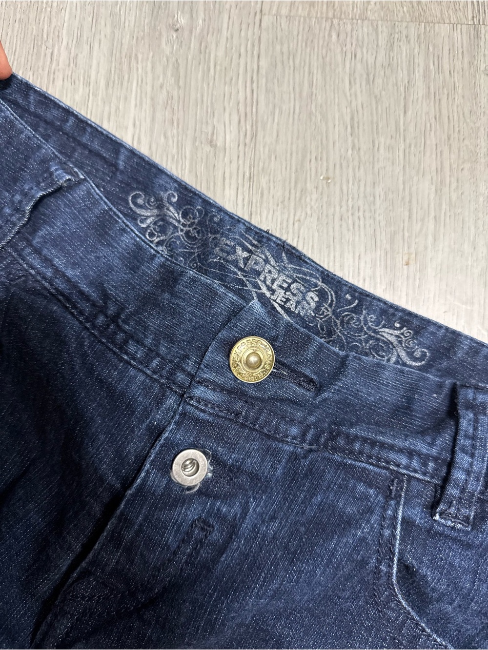 •EXPRESS• DENIM SHORTS - Picture 3 of 6